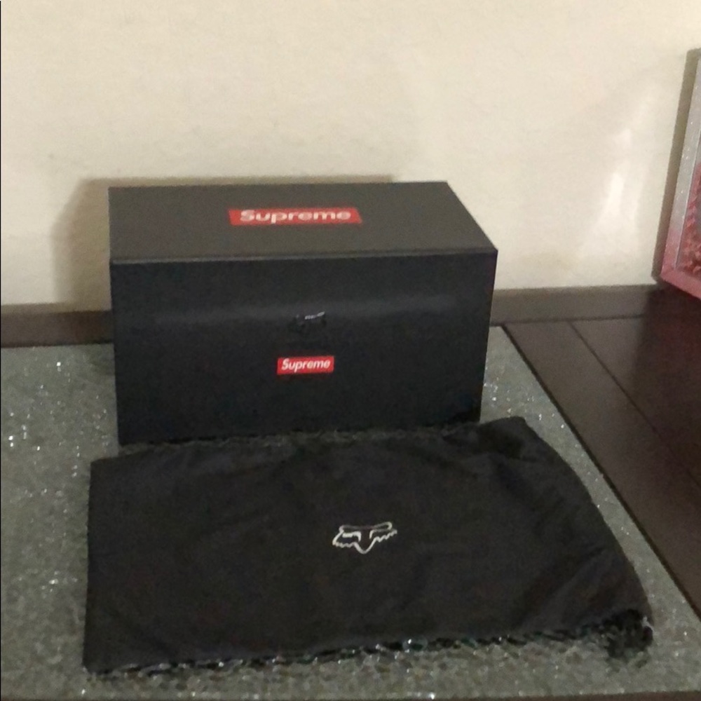 Empty Supreme box with dust bag 🔴⚫️